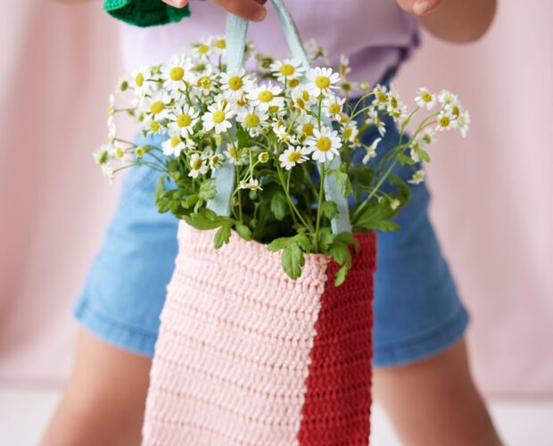 Crochet bag with flowers